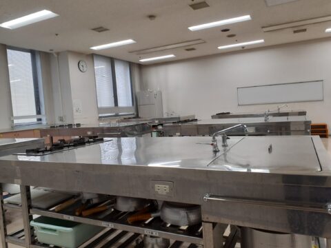 常設の調理器具、食器類はご使用いただけます